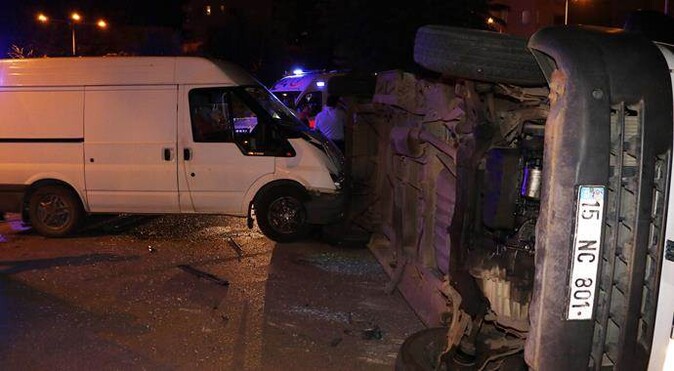Antalya&#039;da minibüsler çarpıştı, 7 yaralı var