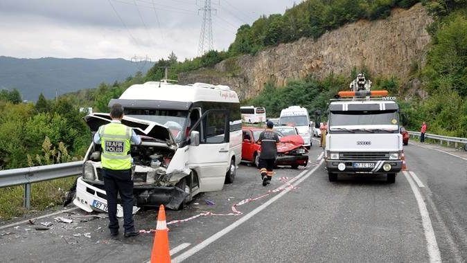 Zonguldak&#039;ta minibüsle otomobil çarpıştı: 10 yaralı