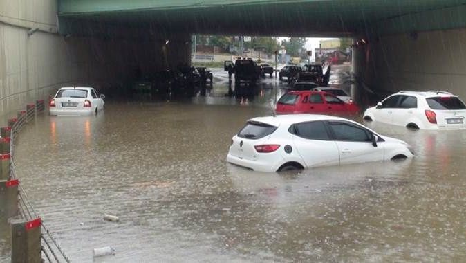 İstanbul&#039;da araçlar suya gömüldü