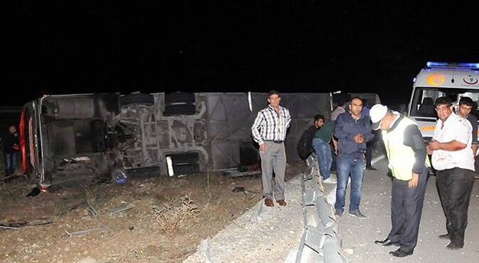 Erzurum&#039;da yolcu otobüsü devrildi: 22 yaralı