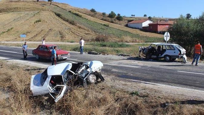 Samsun&#039;da arabalar çarpıştı, 2 kişi hayatını kaybetti