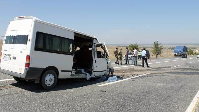 Iğdır&#039;da minibüs, kamyona çarptı: 2 ölü