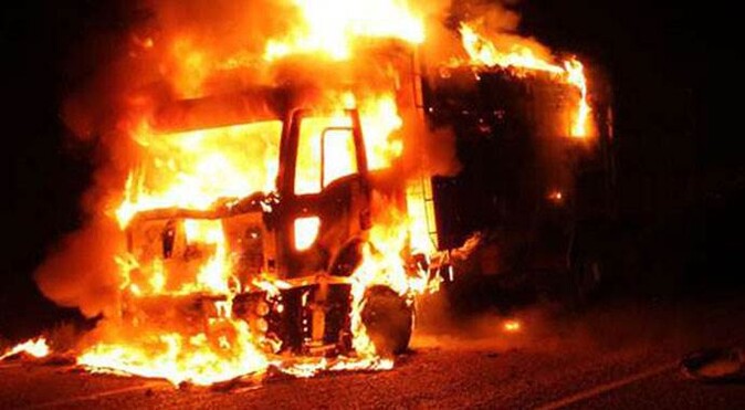 Hakkari&#039;de teröristler bir kamyonu yaktı