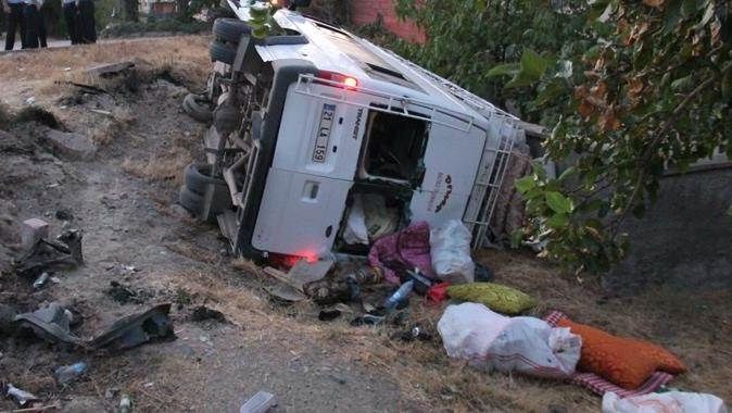 Elazığ&#039;da işçi minibüsü şarampole uçtu: 20 yaralı
