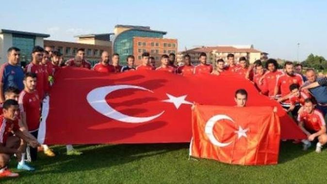 Kayserisporlu futbolcular Türk bayrağıyla