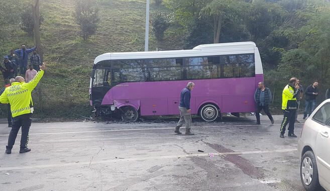 Sakarya&#039;da özel halk otobüsü ile otomobil kafa kafaya çarpıştı: Ölü ve yaralılar var