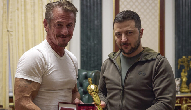 Sean Penn Oscar ödülünü Zelenskiy&#039;e verdi, videodaki Türk bayrağı dikkat çekti
