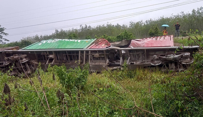 Tayland&#039;da seyir halindeki trene bombalı saldırı: 11 vagon devrildi