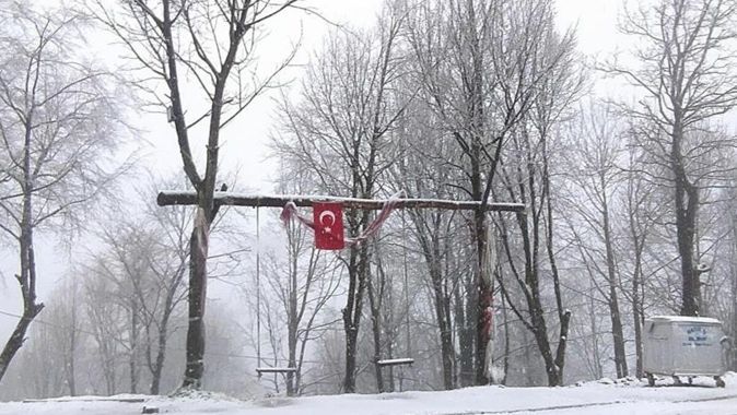 İstanbul’un yanı başı beyaza büründü: Kartepe’de lapa lapa kar yağıyor