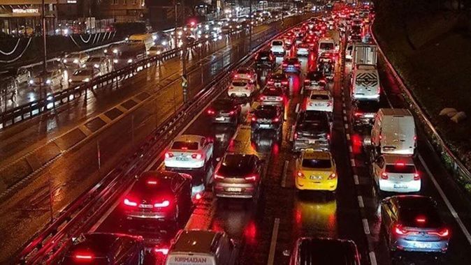 İstanbul kırmızıya büründü: Haftanın ilk iş gününde trafik yoğunluğu yüzde 70&#039;i geçti
