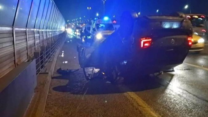 Haliç Köprüsü&#039;nde feci kaza: Otomobil ters döndü