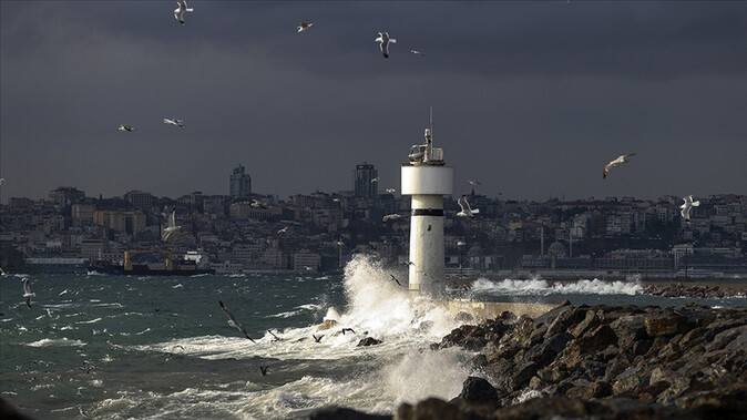 İstanbul&#039;da lodos nedeniyle bazı vapur seferleri iptal edildi