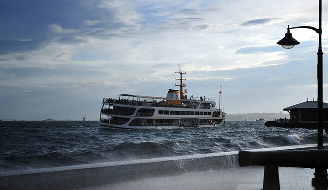 Lodos İstanbul&#039;u vurdu: Deniz ulaşımında seferler iptal