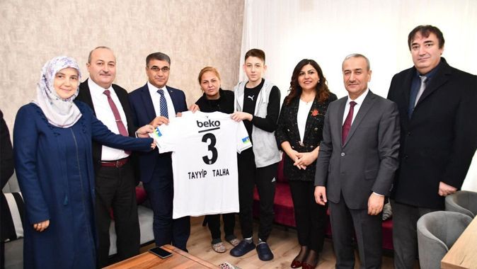 Beşiktaşlı Tayyip Talha Sanuç&#039;un gönderdiği karne hediyesini Karabük Valisi verdi
