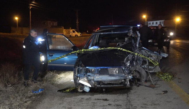 Kırıkkale&#039;de otomobil, kamyonetle kafa kafaya çarpıştı: Ölü ve yaralılar var