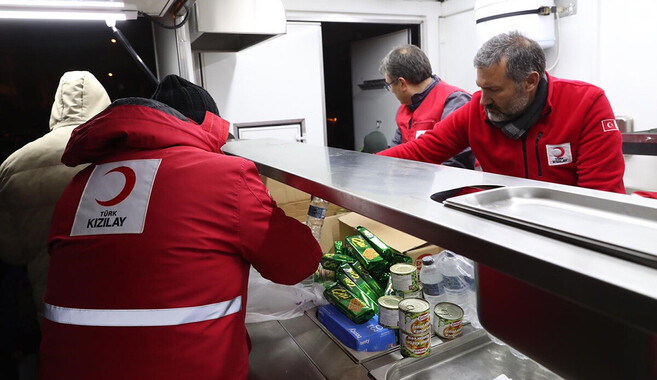 Kızılay deprem bölgelerinde: Beslenme hizmeti ve yardım çalışmaları sürüyor