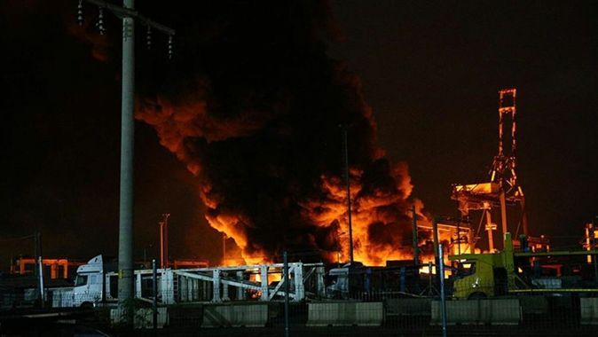 İskenderun Limanı&#039;nda depremde devrilen konteynerlerde çıkan yangın devam ediyor