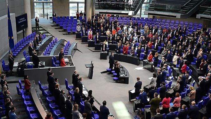 Almanya’da milletvekilleri depremlerde hayatını kaybedenler için saygı duruşunda bulundu