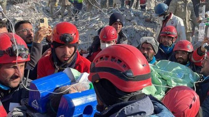 Depremin 155. saatinde Gaziantep&#039;ten umut dolu haber!  8 yaşındaki Semih Ege enkazdan çıkarıldı