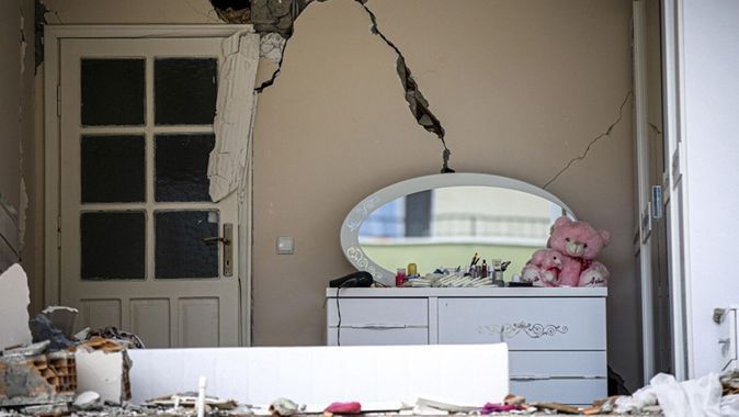 AFAD uyardı: Depremde hasar gören binalara eşya çıkarmak için girmeyin