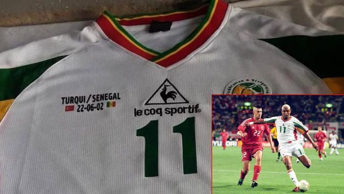 El Hadji Diouf&#039;un 2002 Dünya Kupası&#039;nda Türkiye&#039;ye karşı giydiği imzalı Senegal forması depremzedeler yararına satışta