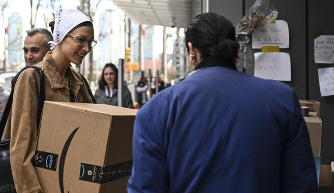 Dünyaca ünlü model Bella Hadid&#039;den takdir toplayan hareket: Türkevi&#039;ne yardım kutuları getirdi