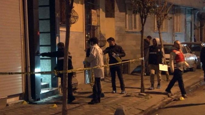 Zeytinburnu&#039;nda gece vakti korku dolu anlar! Husumetliler sokak ortasında çatıştı: 4 yaralı