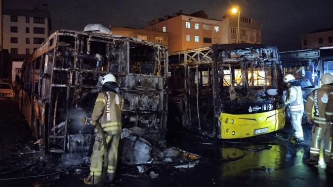 Tuzla&#039;da yangın çıktı, 3 halk otobüsü alev alev yandı