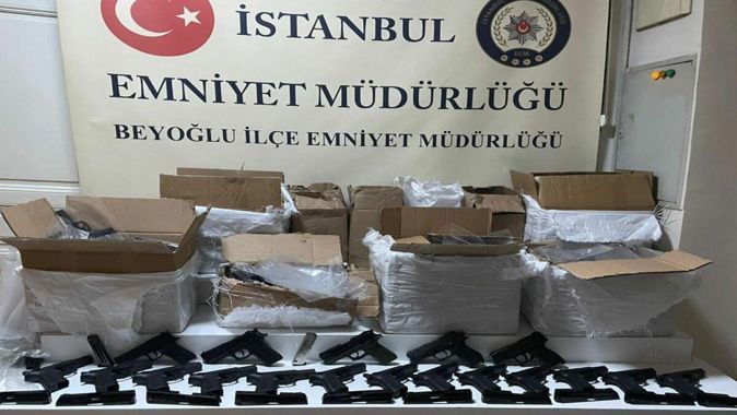 Beyoğlu polisinden dev operasyon: Otopark ofisinde onlarca silah ele geçirildi