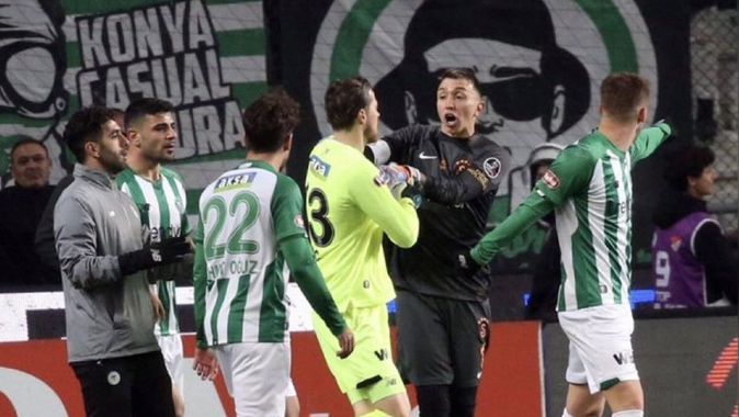 Muslera Konya&#039;da cinnet geçirdi! Galatasaray-Konyaspor maçında yumruk yumruğa kavga önlendi