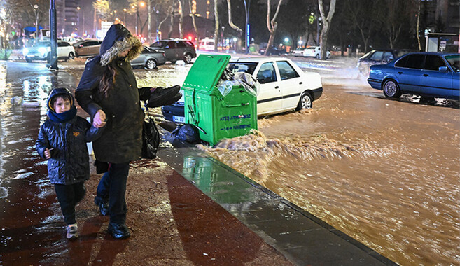 Deprem bölgesi Kahramanmaraş ve Şanlıurfa sağanak yağışa teslim: Sokaklar göle döndü