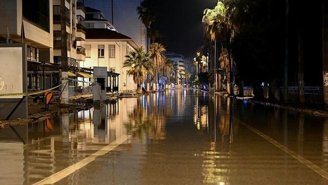Hatay&#039;ın İskenderun ilçesinde deniz seviyesi yükseldi! Caddeler sular altında kaldı