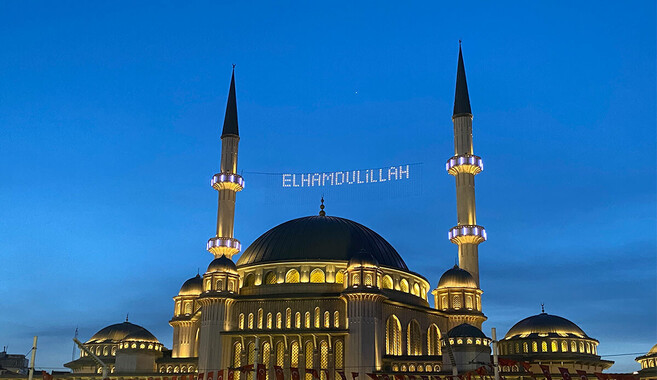 Taksim Camii&#039;ne dijital mahya asıldı
