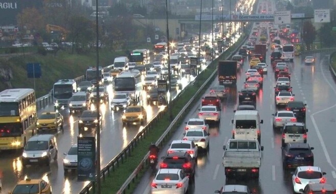 Yoğunluk haritası renk değiştirdi! İstanbul&#039;da trafik kilitlendi