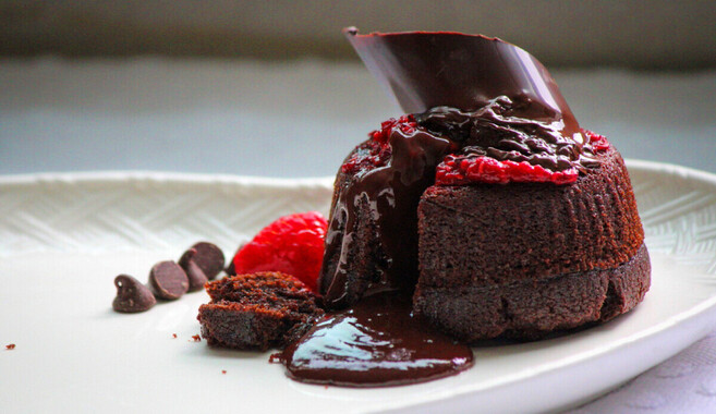 Popüler restoranların vazgeçilmezi, evde 12 dakikada hazırlanıyor! Bol çikolata soslu: Yalancı Sufle “Lav Kek”