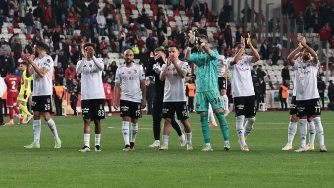 Beşiktaş yönetimi Mert Günok ve Salih Uçan ile yeni sözleşme imzalamak için görüşmelere başladı