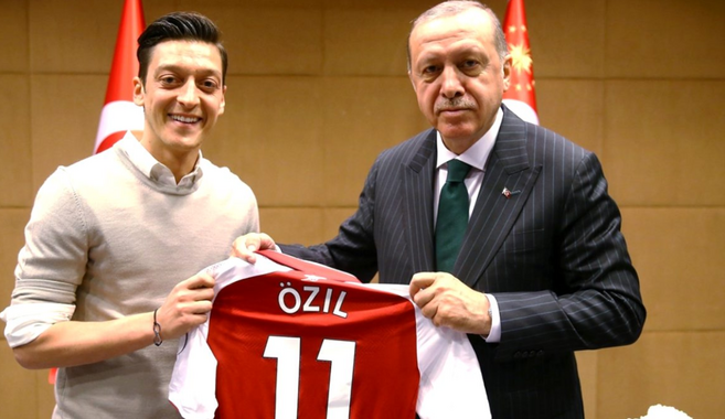 Mesut Özil&#039;den Cumhurbaşkanı Erdoğan paylaşımı: Akşam 9&#039;u bekleyeceğiz