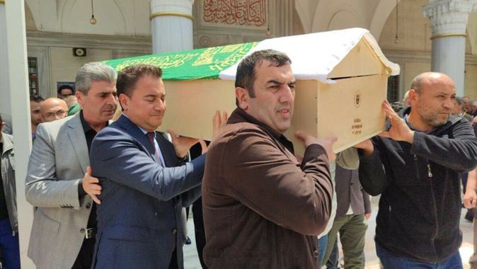 Ali Babacan, danışmanının babasının cenazesi için Bursa’ya gitti
