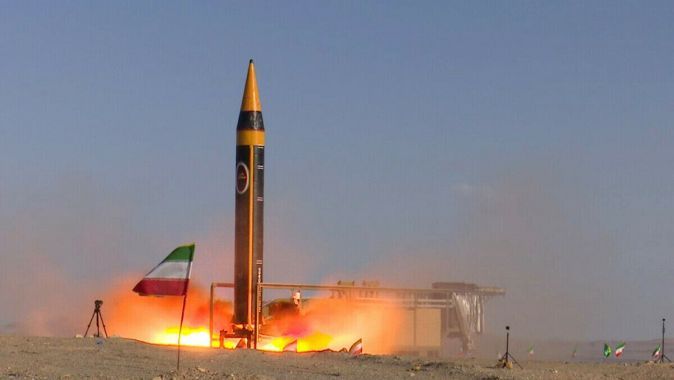 İran’dan gövde gösterisi: Yeni balistik füze görücüye çıktı