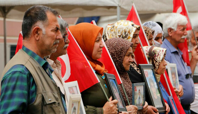 Evlat nöbeti tutan ailelerden Erdoğan&#039;a tebrik: Cumhurbaşkanı seçilmesi biz annelerin zaferi oldu