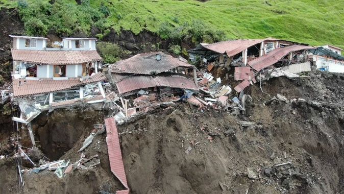 Ekvador&#039;da katliam gibi toprak kayması: 65 ölü