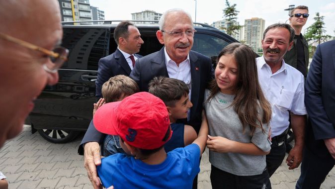 Kılıçdaroğlu&#039;ndan deprem bölgesine Babalar Günü ziyareti