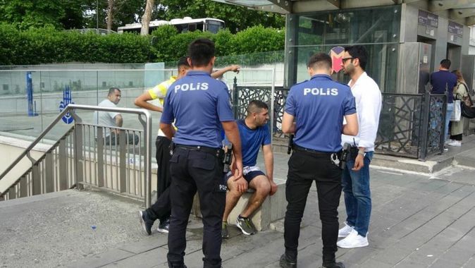 Taksim&#039;de güpegündüz gasp: 4 kişi bir anda üzerine çullandı