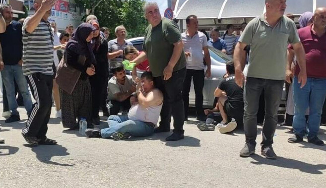 Burdur&#039;da dükkan sahibi ile müşteriler birbirine girdi: Baba ve oğlu yaralandı