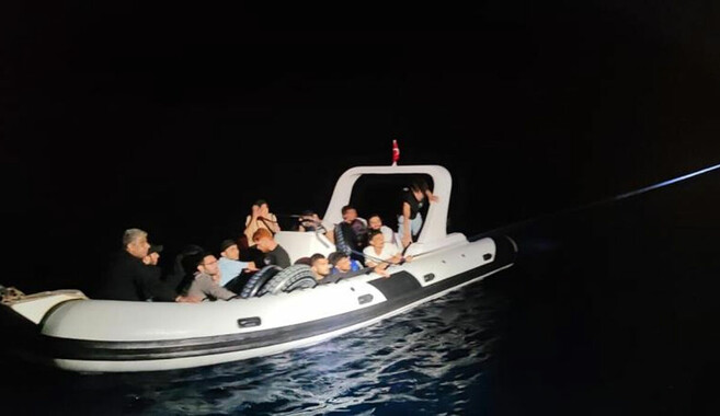 Ege sahilinde lastik bot içerisinde 17 göçmen yakalandı