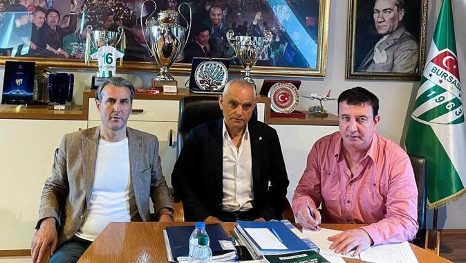 Bursaspor’un yeni teknik direktörü Yalçın Gündüz boş sözleşmeye imza attı