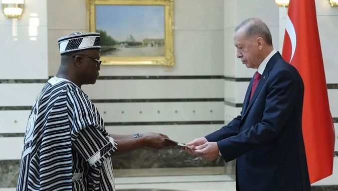 Burkina Faso büyükelçisi Cumhurbaşkanı Erdoğan’a güven mektubunu sundu