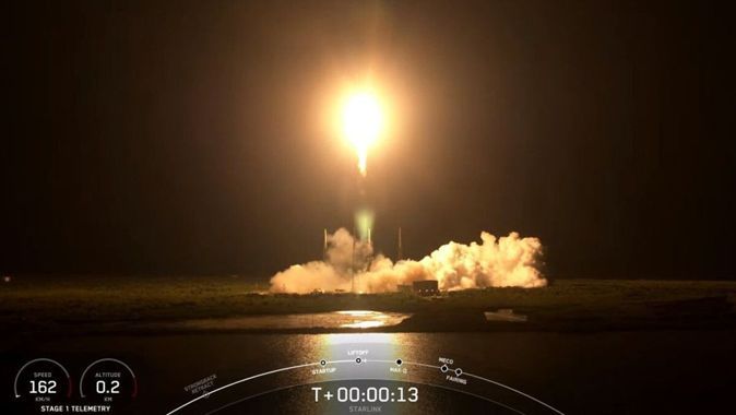 SpaceX&#039;ten yeni rekor! 54 Starlink uydusunu taşıyan roket uçuşun ardından denize indi