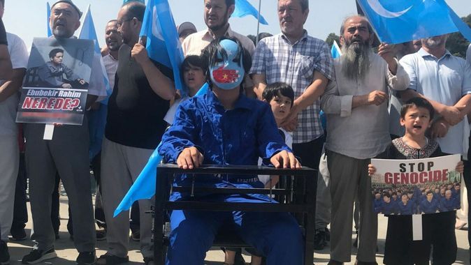 Uygur Türkleri&#039;nden Çin Dışişleri Bakanı&#039;na Elişku Katliamı protestosu