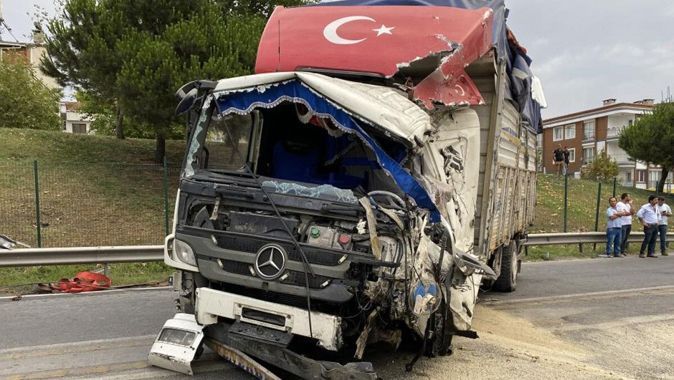 Esenyurt&#039;ta feci kaza! Sebze yüklü kamyon bariyerleri aştı devrilerek durdu: 1 ölü, 1 yaralı